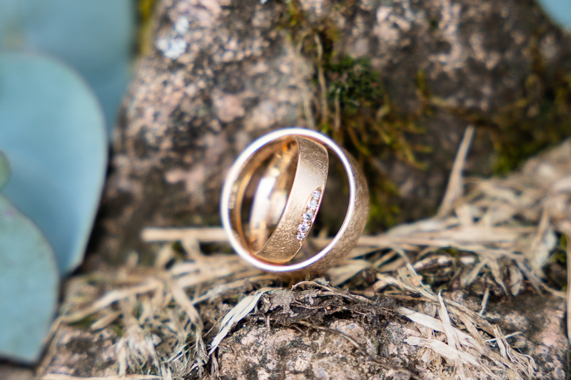 Eheringe ineinander gestellt, Hochzeitsfotografie